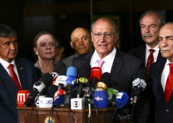 O vice-presidente eleito, Geraldo Alckmin, durante entrevista coletiva após reunião com o relator-geral do Orçamento 2023, senador Marcelo Castro, e equipe de transição. Foto: (Marcelo Carmargo/Agência Brasil)