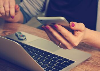 Simulação de uma pessoa fazendo compras on-line Foto: (divulgação)