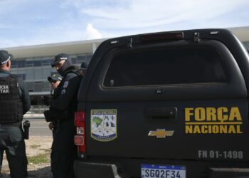 Militares e Veículos da Força Nacional de Segurança Pública do Brasil, são vistos em frente ao Palácio do Planalto em Brasília Foto: (José Cruz/Agência Brasil)