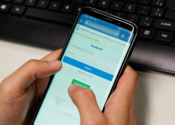 Uso de redes sociais para navegação na internet em telefones celulares do tipo smartphone para comunicação. (Fernando Frazão/Agência Brasil)