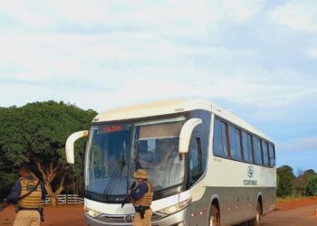Abordagem à ônibus. - Foto: (Divulgação/Polícia Militar)
