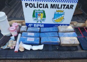 Drogas e material apreendido somam aproximadamente R$65 mil. - Foto: (Divulgação/Ascom/4º BPM)