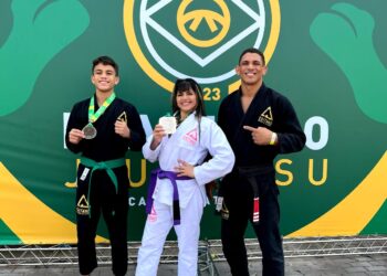 Os atletas junto ao técnico Caitano. - Foto: (Arquivo pessoal)