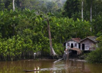 Moradores de comunidades ribeirinhas do arquipélago de Marajó se aproximam do Navio Auxiliar Pará. - Foto: (Marcelo Camargo/Agência Brasil)
