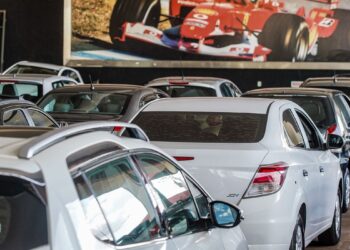 Venda de carros na Cidade do Automóvel em Brasília.  Foto: (Rafa Neddermeyer/ Agência Brasil)