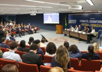 O seminário Combate à Desinformação e Defesa da Democracia termina nesta sexta-feira (15), no STF.  Promovido pelo Supremo em parceria com as universidades públicas, o evento conta com a participação de ministros, professores e especialistas. Foto: (Fabio Rodrigues-Pozzebom)