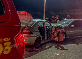 Três pessoas ficaram feridas com a colisão entre os carros de passeio, no acesso à Ponte da Amizade, em Palmas - Foto: (Divulgação/CBMTO)