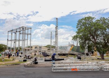 Montagem da estrutura de Reveillon - 2024- Foto: (Luciana Pires/Secom Palmas)