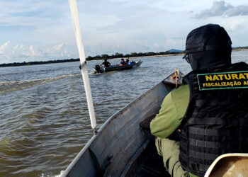 Durante a ação, os fiscais abordaram uma embarcação que transportava ilegalmente materiais de pesca - Foto: (Naturatins/Governo do Tocantins)