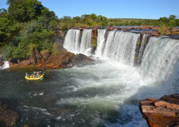 Rafting na Cachoeira da Velha, Jalapão.  – Foto: (Nova Ventura)